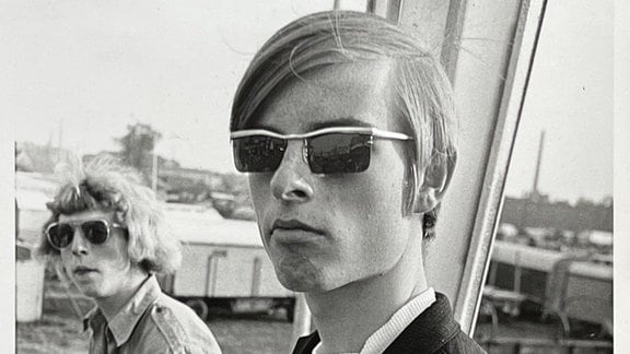 Fotografie von Margit Emmrich zeigt ein schwarz-weiß-Bild von zwei jungen Männern mit Sonnenbrillen.