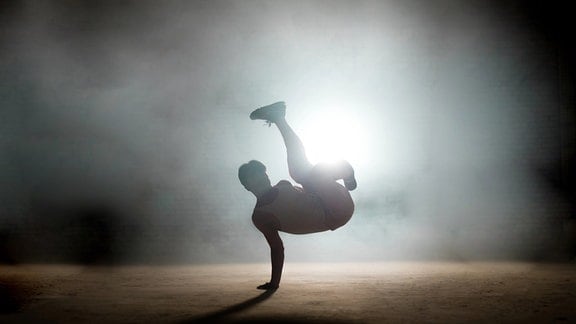 Silhouette eines Breakdancers