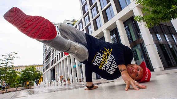 Nils Klebe von der Breakdance-Gruppe "Da Rookies" zeigt in der Innenstadt von Magdeburg einen "Freeze". 