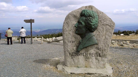 Ein Stein mit dem Abbild von Heinrich Heine auf dem Brockengipfel