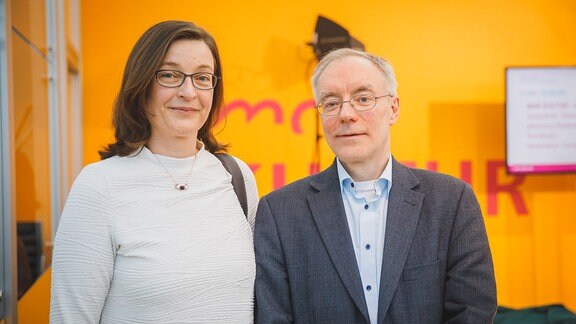 Sabine Stöhr, Juri Durkot (Übersetzung) sind die Preisträger im Bereich Sachbuch des Preises der Leipziger Buchmesse 2018, hier am Stand von MDR KULTUR - 15.3.2018