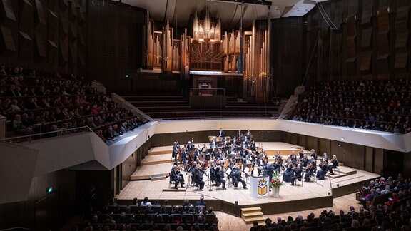Das Gewandhausorchester unter der Leitung von Dirigent Herbert Blomstedt spielt zur Eröffnung der Leipziger Buchmesse im Gewandhaus Leipzig.