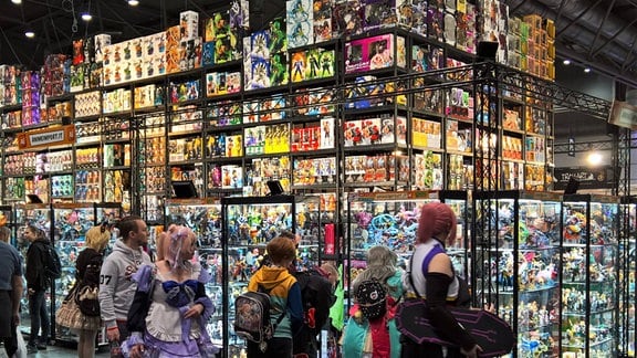 Ein Messestand mit Mangas und Cosplayern bei der Manga-Comic-Con