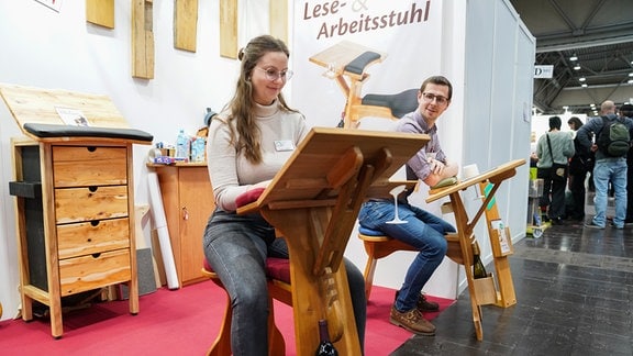 Tischlerei Salau aus dem Harz in Halle 2 präsentiert einen besonderen Lese- und Arbeitsstuhl