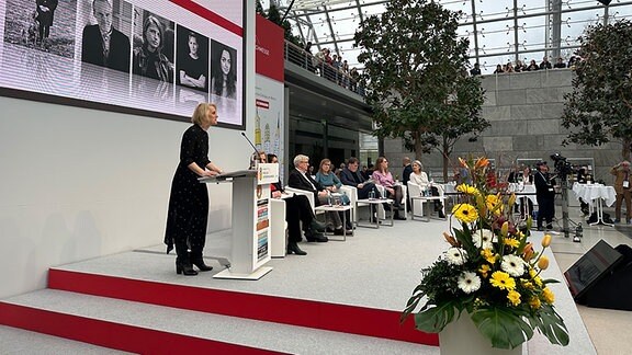 Astrid Böhmisch bei der Preisverleihung auf der Leipziger Buchmesse