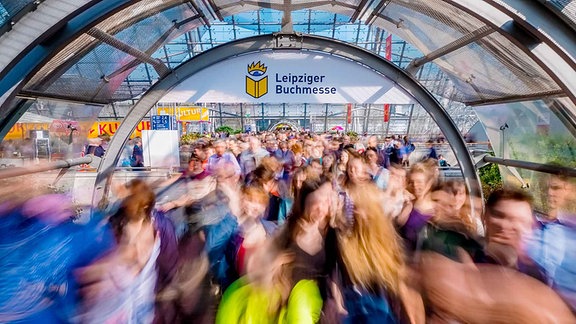 Menschen strömen durch die Gänge der Leipziger Buchmesse