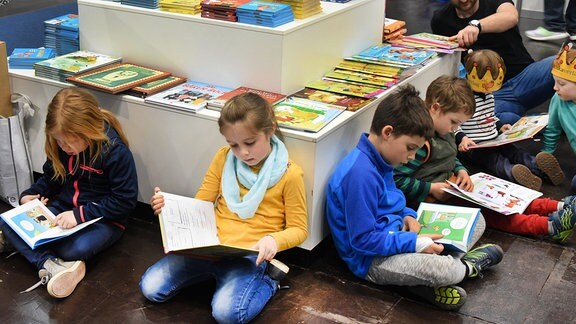 Auf der Leipziger Buchmesse lesen Kinder 2019 in der Kinderbuchhandlung.
