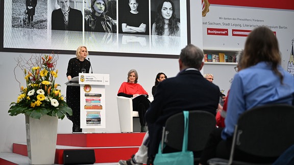 Astrid Böhmisch spricht beim Preis der Leipziger Buchmesse