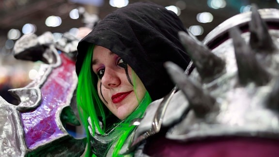 Cosplay von Hexenmeister Lillalyka aus dem Videospiel "World of Warcraft" auf der Manga-Comic-Con 2023