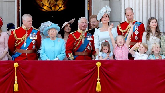 Queen Elizabeth II, Prinz William und Prinz George and Prinzessin Charlotte, Prinz Harry und Meghan Markle, Prinz Charles, Prinz von Wales and Kate, Herzogin von Cambridge, Prinz Andrew