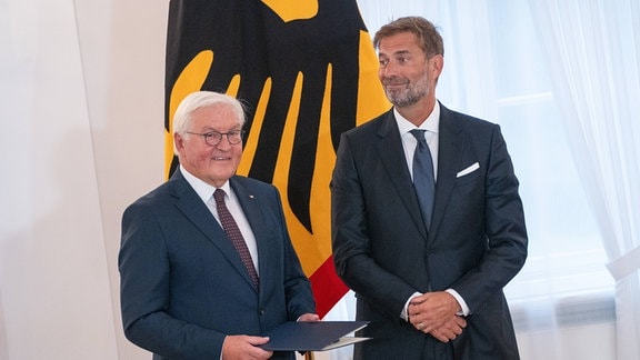 Bundespräsident Frank-Walter Steinmeier ehrt den Fußballtrainer Jürgen Klopp