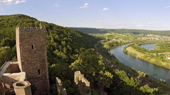 Der Henneberg mit seiner gleichnamigen Burgruine erhebt sich nicht weit von der thüringisch-bayerischen Landesgrenze entfernt.