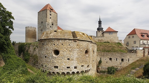 Burg Querfurt, eine Burganlage vor grauem Himmel.