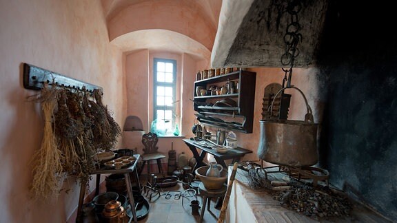 Eine nachempfundene historische Küche auf der Burg Stolpen in Stolpen