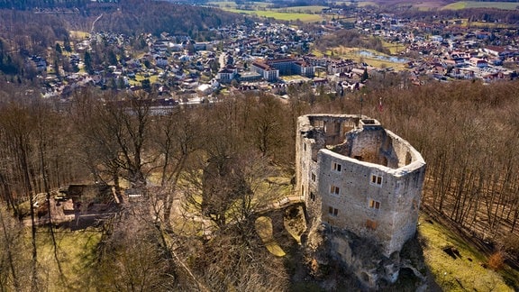 Die Burgruine Liebenstein liegt nördlich oberhalb des Kurortes Bad Liebenstein auf dem Schloss- bzw. Burgberg.
