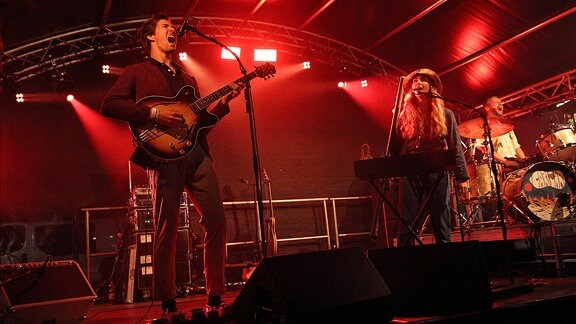 Alexander Köck und Stephanie Widmer von der Band Cari Cari beim Alinae Lumr Festival in Storkow.