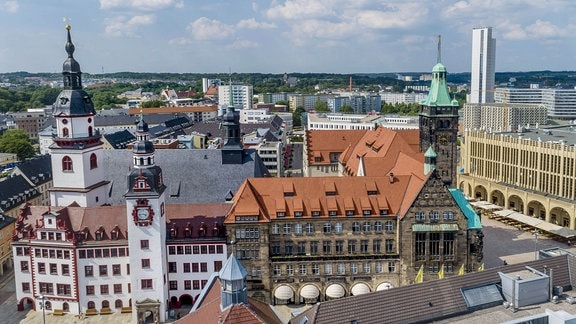 Blick von oben auf das Alte und Neue Rathaus in Chemnitz