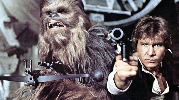 Chewbacca (Peter Mayhew) und Han Solo (Harrison Ford) wollen Prinzessin Leia Organa befreien. 