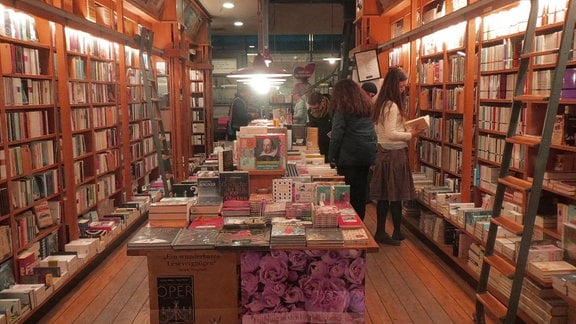 Blick in die Buchhandlung im Specks Hof mit Buchregalen und Büchertischen