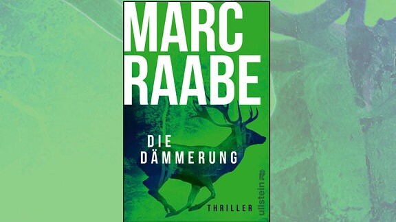 Cover eines grünen Buches, auf dem ein Hirsch abgebildet ist, daneben der Schriftzug "Die Dämmerung" von Marc Raabe