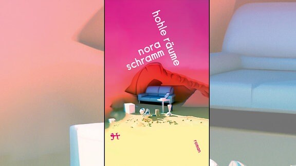Cover des Romans "Hohle Räume" von Nora Schramm: auf dem in pink und gelb gehaltenen Cover ist in der Mitte ein blaues Sofa abgebildet
