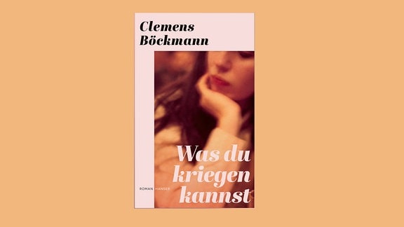 Das Buchcover zeigt das verschwommene Foto einer Frau, die ihr Kinn auf die Hand stützt