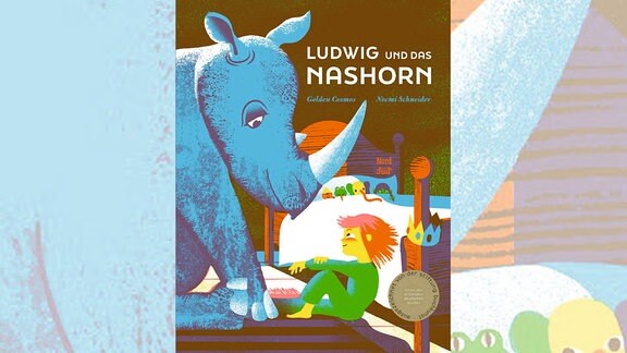  Gezeichnetes Buchcover: Ein Junge hockt vor seinem Bett, ihm gegenüber sitzt ein großes Nashorn und sieht ihn freundlich an. Darüber steht "Ludwig und das Nashorn".