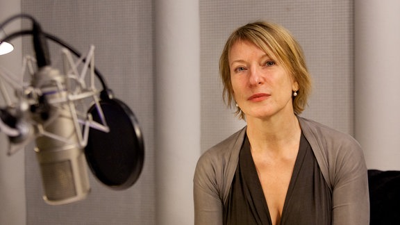 Die Schauspielerin Dagmar Manzel bei der Produktion des Hörspiels "Gift" von Lot Vekemans im Aufnahmestudio des MDR am 19.10.2012