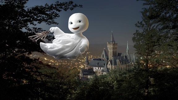 Szene aus dem Film "Das kleine Gespenst": ein weißes und freundliches kleines Gespenst fliegt durch den Nachthimmel über eine Stadt