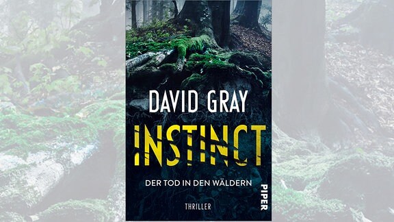 Cover des Buches "Instinct – Der Tod in den Wäldern" von David Grey, auf dem der untere Teil eines Baumes und sein verknöchertes Wurzelwerk zu sehen ist.