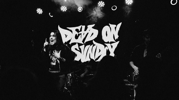 Die Band Dead On A Sunday auf der Bühne. Schwarz-weiß-Foto.