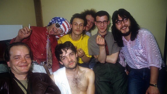 Die Bandmitglieder von DEKAdance sitzen 1990 in Berlin zusammen.