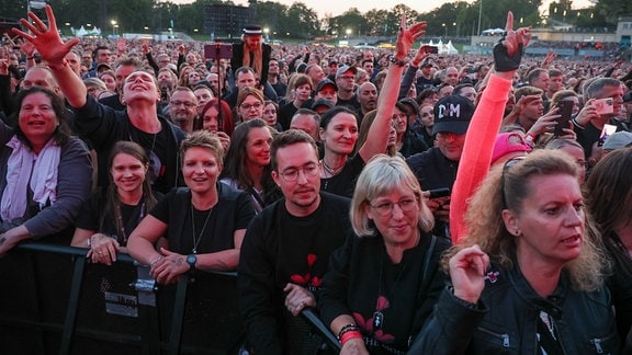 Fans von Depeche Mode singen beim ersten Konzert der „Memento Mori Tour 2023“ auf der Festwiese.