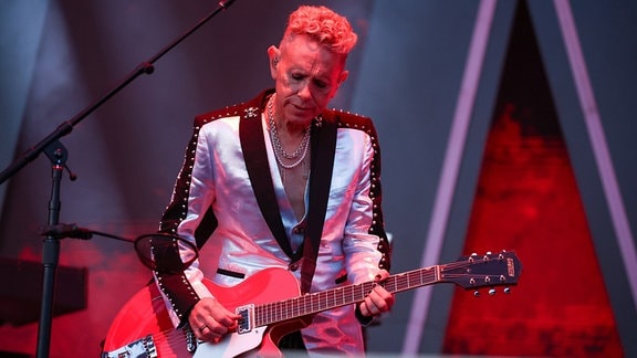 Martin Gore von Depeche Mode in einem silbernen Anzug mit schwarzen Streifen an den Ärmeln