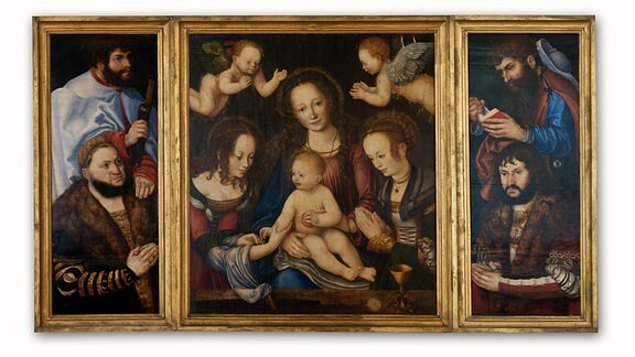 Ein dreiteiliges Gemälde: Eine Frau hält ein Kleinkind auf dem Schoß. Darum sitzen weitere Personen und fliegen kleine Engel.