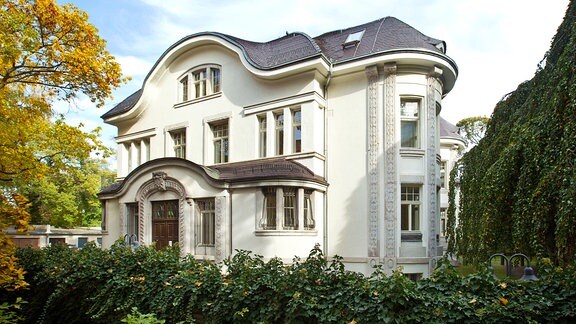 Blick auf ein weißes Gründerzeit-Haus.