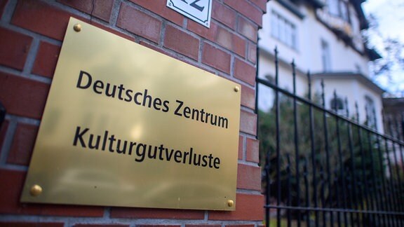 «Deutsches Zentrum Kulturgutverluste» ist auf einem Schild zu lesen. 
