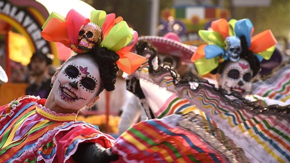 Traditionell gekleidete Tänzerinnen beim Tag der Toten in Mexiko.