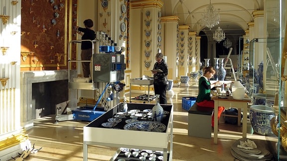 Vorbereitungen zur Fotoaktion in der Ostasiengalerie der Porzellansammlung