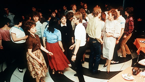 Jugendliche tanzen in der Diskothek im Palast der Republik in Berlin (Ost).