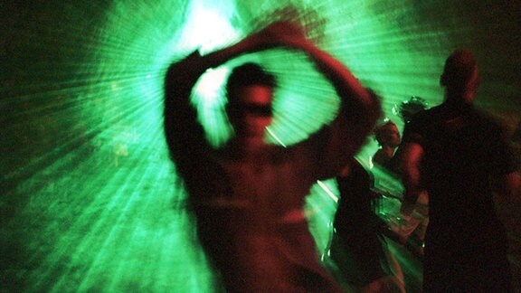 Tanzende Partygäste anlässlich einer Techno-Party im Haus der Kulturen der Welt in Berlin.
