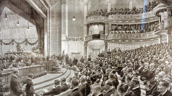 Eine Zeichnung von der Eröffnungssitzung der Nationalversammlung in Weimar, abgedruckt in der Berliner Illustrierten Zeitung, 1919.