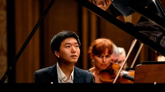 Der südkoreanische Pianist Lee Dong-ha (Dongha) hinter einem Flügel