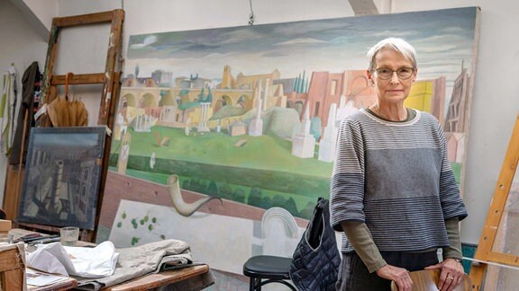 Die Leipziger Malerin Doris Ziegler in ihrem Atelier im Stadteil Plagwitz. 