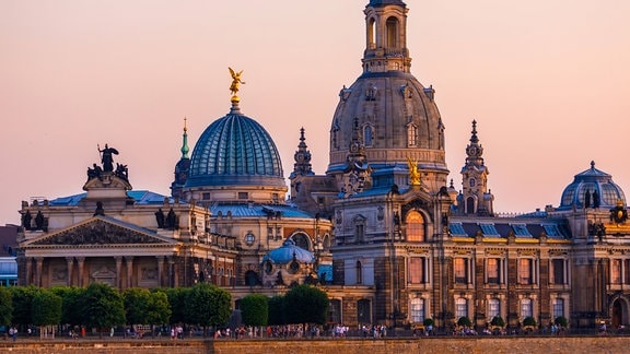 Blick auf die Altstadt von Dresden mit Frauenkirche und Kunstakademie an einem Sommerabend