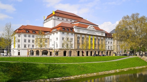 Blick auf das Schauspielhaus in Dresden. 