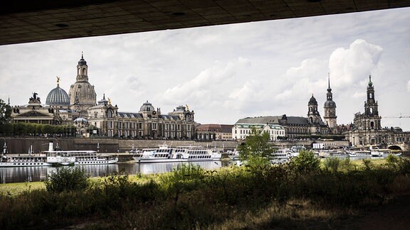 Blick vom Elbufer auf die Altstadt von Dresden.