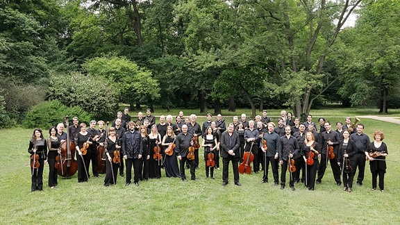 Dresdner Festspielorchester, auf einer Wiese posierend