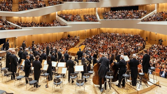 Blick in einen Konzertsaal mit einem Orchester