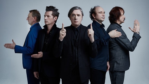 Jochen Arbeit (l-r), Rudolf Moser, Blixa Bargeld, N. U. Unruh und Alexander Hacke von der Band Einstürzende Neubauten